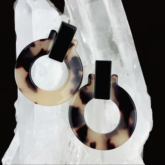 Light Tortoise Black Acrylic Hoop Circle Earrings - Picture 5 of 9